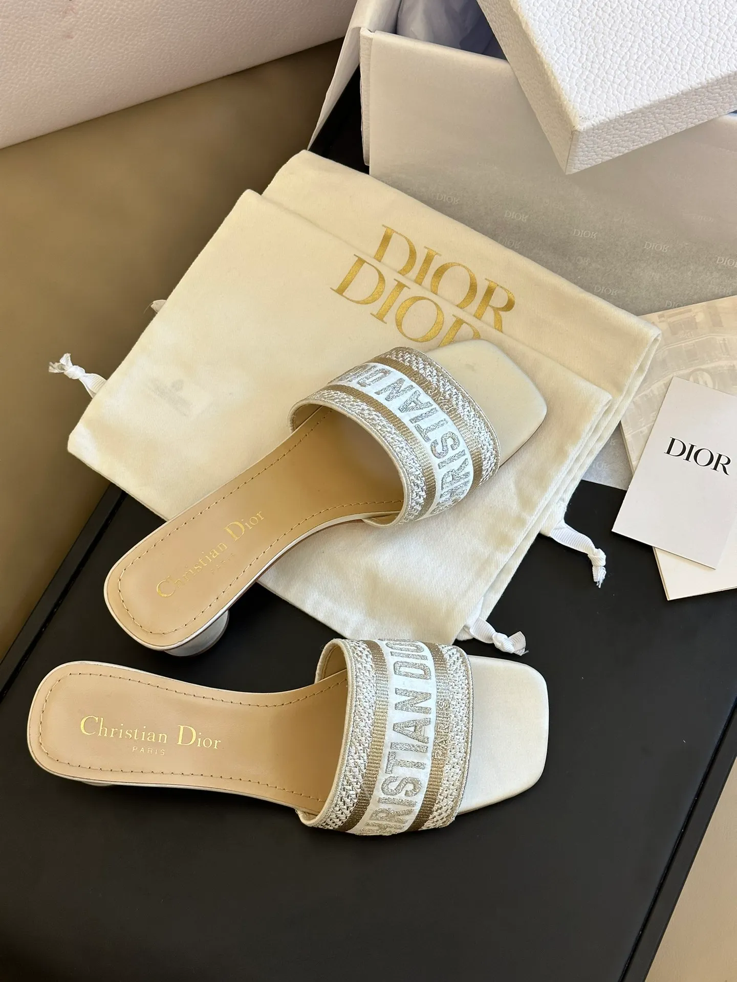 💕💕Factory direct selling price p440💕💕 Dior • Dior 2025 DWAY spring and summer new one-word embroidered slippers version CD letter logo three-dimensional embroidered cylindrical heel sandals Square toe thick heel jelly color open-toe slippers Upper: Original consistent high-temperature water-soluble cotton electro-embroidered technical silk fabric Lining: Water-dyed sheepskin lining Outsole: Italian leather outsole Heel height: 3.5CM Number of yards: 35-40